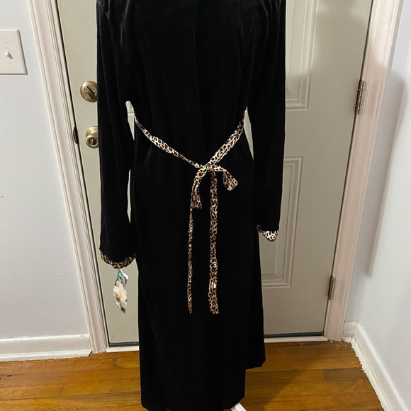 Cinema etoile black velvet robe size medium Nwt - Picture 8 of 10
